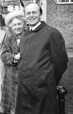 Henry Gage (gest. 1982) mit seiner Frau Blanche, 1945 über Hagen abgeschossener RAF-Seargeant / Thompson, Amanda