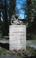 Detmold: Denkmal für die Gefallenen der beiden Weltkriege auf dem Ehrenhain, mit Krieger am Eingang / Detmold, Andreas Ruppert