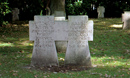 Detmold: Ehrenhain, Doppelkreuz mit Namen von Bombenopfern in Detmold 1945 / Detmold, Andreas Ruppert