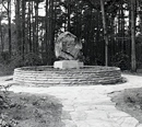 Gütersloh: Jahrhundert-Gedenkstein von 1913 für die Gefallenen der Völkerschlacht bei Leipzig (16.10./19.10.1813) im Stadtpark, Zustand 1959 / Gütersloh, Stadtarchiv