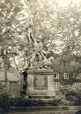 Gütersloh: Kriegerdenkmal für die Gefallenen der "Einigungskriege" (1864, 1866, 1870/71) auf dem Dreiecksplatz, um 1925 / Gütersloh, Stadtarchiv