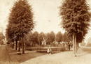 Gütersloh: Kriegerdenkmal auf dem Dreiecksplatz für die Gefallenen der "Einigungskriege" (1864, 1866, 1870/71), links die Friedrichstraße, rechts die Königstraße, um 1900 / Gütersloh, Otto Walger / Gütersloh, Stadtarchiv