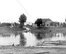 Porta Westfalica-Veltheim: Weser mit Fähranleger, Blick auf das Denkmal für die Opfer des Fährunglücks von 1925, 1940 / Münster, Westfälisches Landesmedienzentrum