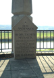 Porta Westfalica-Veltheim: Denkmal der 6. Division am Fähranleger Veltheim für die Opfer des Weserunglücks am 31.03.1925, eingeweiht am 14.11.1926, Inschrift am Obelisk / Marcus Weidner