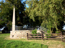 Porta Westfalica-Veltheim: Denkmal der 6. Division am Fähranleger Veltheim für die Opfer des Weserunglücks am 31.03.1925, eingeweiht am 14.11.1926, Ansicht von der Weserseite / Marcus Weidner