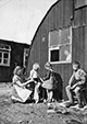 Mutter mit Kindern vor einer Nissenhütte im Sozialwerk Stukenbrock / Witten, Gerd Plückelmann