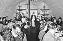 Weihnachtsgottesdienst in einer Nissenhütte des Sozialwerks Stukenbrock, 1949 / Witten, Gerd Plückelmann