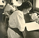 Königsberg: Brigitte Engel im Labor des Anatomischen Instituts der Universität, 1940  / Privatbesitz Gaby Engel