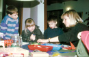 Erzieherin und Kinder bei Bastelarbeiten im Kindergarten Am Inselbogen in Münster, 1997 / Münster, LWL-Medienzentrum für Westfalen/S. Sagurna