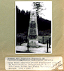 Tatortgelände Warstein, Melkeplätzchen. Obelisk mit der Grabanlage in Warstein, Aufnahme des Landeskriminalamts NRW aus der "Bildmappe zur Erschießung von Fremdarbeitern im Raum Warstein, Suttrop u. Eversberg, Bz. Arnsberg im März 1945" / Landesarchiv NRW Abteilung Westfalen