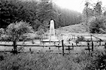 Obelisk mit der Grabanlage in Warstein, Melkeplätzchen. Aufnahme des Landeskriminalamts NRW aus der "Bildmappe zur Erschießung von Fremdarbeitern im Raum Warstein, Suttrop u. Eversberg, Bz. Arnsberg im März 1945" / Landesarchiv NRW Abteilung Westfalen