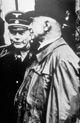 Der "Burghauptmann von Wewelsburg", Manfred von Knobelsdorff, im Gespräch mit dem Detmolder Privatforscher Wilhelm Teudt  / Detmold, Landesarchiv NRW Staats- und Personenstandsarchiv Detmold