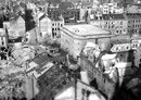 Hochbunker in Bochum, Moltkeplatz (heute Springerplatz), inmitten zerstörter Häuser, um 1945 / Bochum, Stadtarchiv