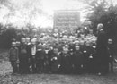 Gruppenfoto münsterscher Schulkinder mit dem Oberbürgermeister Dr. Sperlich (rechts) als Dank für die karitativen Aktionen von US-Bürgern: "Die deutschen Kinder sagen Ihren Freunden in Amerika innigen Dank! Münster", 1923 / Münster, Stadtarchiv