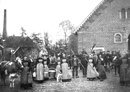 Bauernhof Vornholt, Borken-Weseke, um 1900: Bauer (rechts, auf dem Heurechen sitzend) und Bäuerin (Bildmitte) inmitten einer großen Zahl von Knechten, Mägden und Heuerlingen, die allesamt zum Hof gehörten / Borken, H. Vornholt