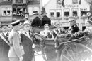 Schützenfest in Blomberg 1937: Königspaar mit NSDAP-Kreisleiter (vermutlich)
 / Blomberg, Stadtarchiv