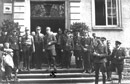 Einführung des Landrats: Der neue NSDAP-Landrat des Kreises Meschede, NSDAP-Kreisleiter Dr. Ludwig Runte (Hakenkreuzmarkierung), vor dem Landratsgebäude in Meschede mit seiner Entourage, 12.04.1933 / Meschede, Archiv des Hochsauerlandkreises