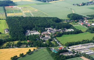 Haus Düsse mit umliegenden Flächen