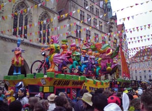 Der Rosenmontagszug auf dem Prinzipalmarkt in Münster