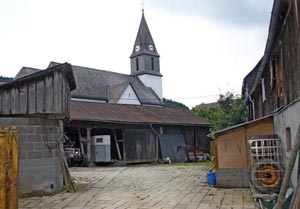 Nicht mehr betriebener Hof in der Dorfmitte von Niedersfeld (Winterberg)