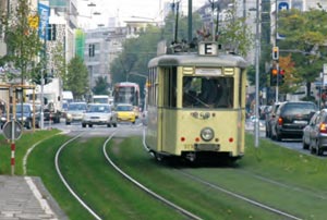Graf-Adolf-Straße: Eröffnung des begrünten Gleisbettes mit historischer Straßenbahn