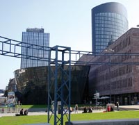 Königswall am Bahnhof, in der Mitte die Stadt- und Landesbibliothek mit dem RWE Tower Königswall am Bahnhof, in der Mitte die Stadt- und Landesbibliothek mit dem RWE Tower