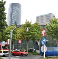 Blick vom Bahnhofsvorplatz auf die Stadt- und Landesbibliothek