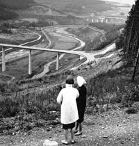 Blick talabwärts über die neue Sonderner Brücke im September 1965