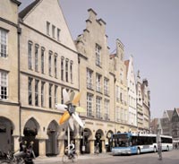 Prinzipalmarkt mit der Skulptur Blume für Münster von Marko Lehanka 2007