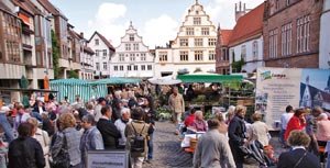 Foto vom sogenannten Hansefrühstück im Jahr 2009 auf dem Marktplatz in Lemgo