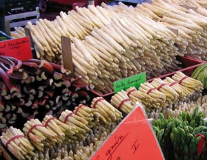 Spargelverkauf an einem Stand auf dem Wochenmarkt