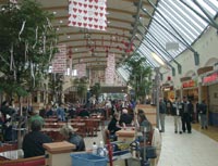 Moderner überdachter Gastronomiebereich im Ruhr-Park-Einkaufszentrum