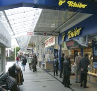 Teilüberdachte offene Mall im Ruhr-Park-Einkaufszentrum