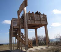 Der acht Meter hohe Stuhl ''Sauerland Stabil'' mit Aussichtsplattform