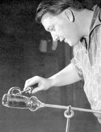 Anbringen des Henkels an einen Bierseidel (1950er Jahre)