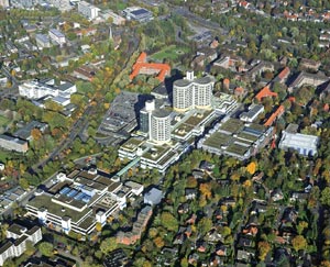 Universitätsklinikum Münster mit Zentralklinikum und älteren Klinikgebäuden (oben rechts)
