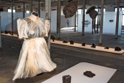 Kleid aus Haaren in der Ausstellung 