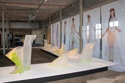 Die Arbeit Kleider vom Nullpunkt zeigt Verhüllungen aus Kunststoff, die auf Körpern geformt wurden.
