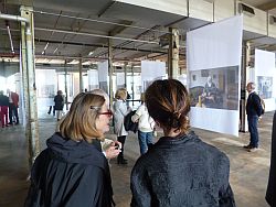 Blick in die Ausstellung Utilité in der Spinnerei des TextilWerks