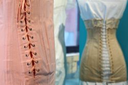 Eng geschnürt: Anfang des Jahrhunderts galt die schmale Taille, geschnürt mit Korsetts, als ein absolutes Muss.