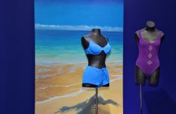 Ab zur Beachparty in den 1980er Jahren. Wie an vielen Stellen sorgen großformatige Gemälde in der Ausstellung für den passenden Background.