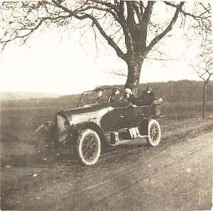 Historisches Foto von einem Firmenwagen
