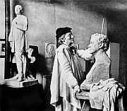 Elisabeth Ney bei der Arbeit