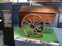Historischer Schäferkarren in der Ausstellung.