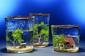 Drei Gläser mit Miniaturlandschaften