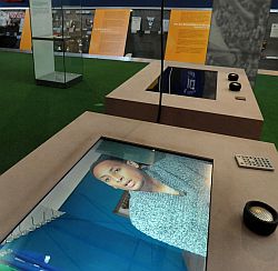 Videostation in der Ausstellung. Im Interview u.a. Hiannick Kamba (VfB Hüls), der in den 1990 Jahren als Flüchtlingskind aus dem Kongo ins Revier kam und seit vielen Jahren Fußball spielt.
