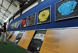 Trickots und Trophäen vieler Mannschaften sind in der Ausstellung zu sehen.