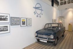 Blauer Opel Kadett