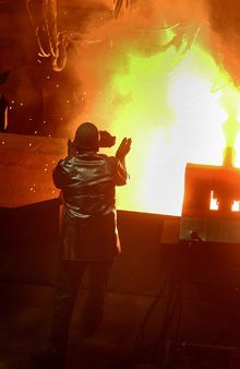 Arbeiter beim Angießen in der Gießwalzanlage, ThyssenKrupp Stahl AG, Duisburg, 2003. Foto: