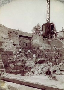Italienische Arbeiter beim Bau des Schiffshebewerks Henrichenburg, um 1895.